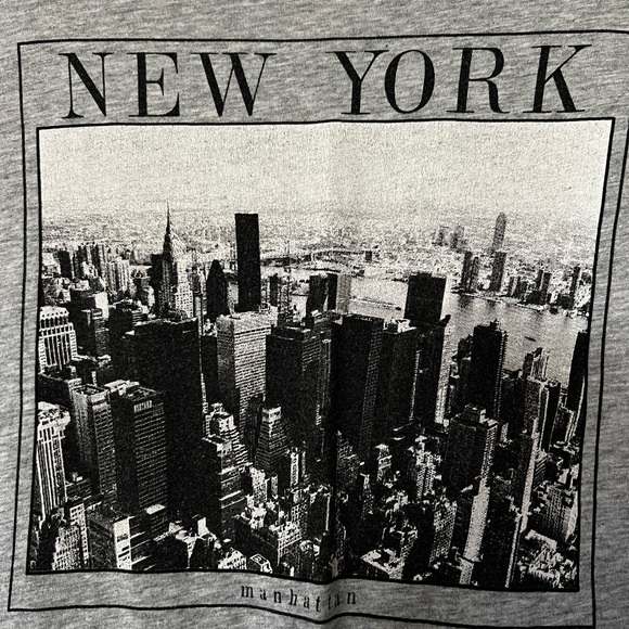 CLEARANCE Women’s Small Gray NYC Graphic T-Shirt - Picture 3 of 4